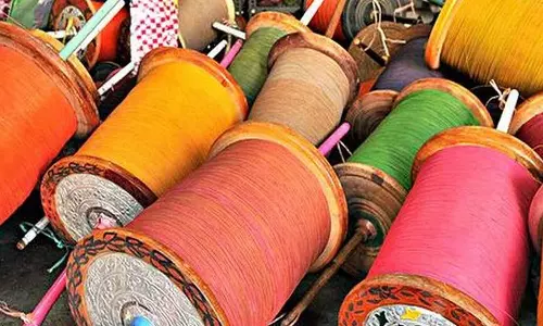 எண்ணூர் மேம்பாலத்தில் மோட்டார் சைக்கிளில் சென்ற வாலிபரின் கழுத்தை மாஞ்சா நூல் அறுத்தது