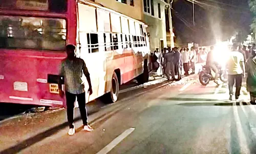 திருப்புவனம் அருகே வீட்டின் சுவற்றில் பஸ் மோதியது- 8 பயணிகள் காயம்