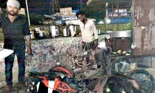 அதிவேகமாக வந்த பைக் வடை கடைக்குள் புகுந்தது- கொதிக்கும் எண்ணெய் சிதறியதில் 2 பேர் காயம்