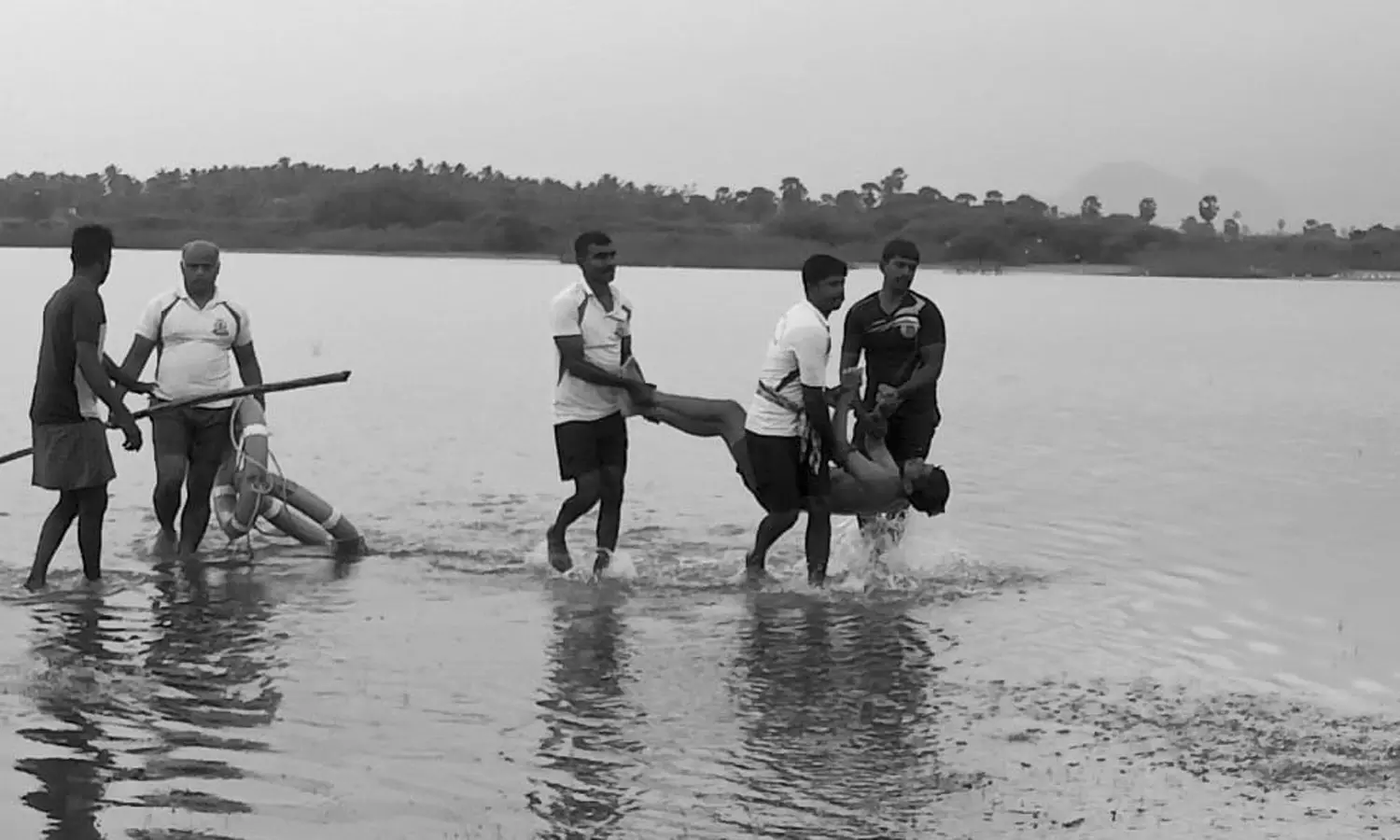 களக்காடு அருகே குளத்தில் மூழ்கி மாணவர் பலி