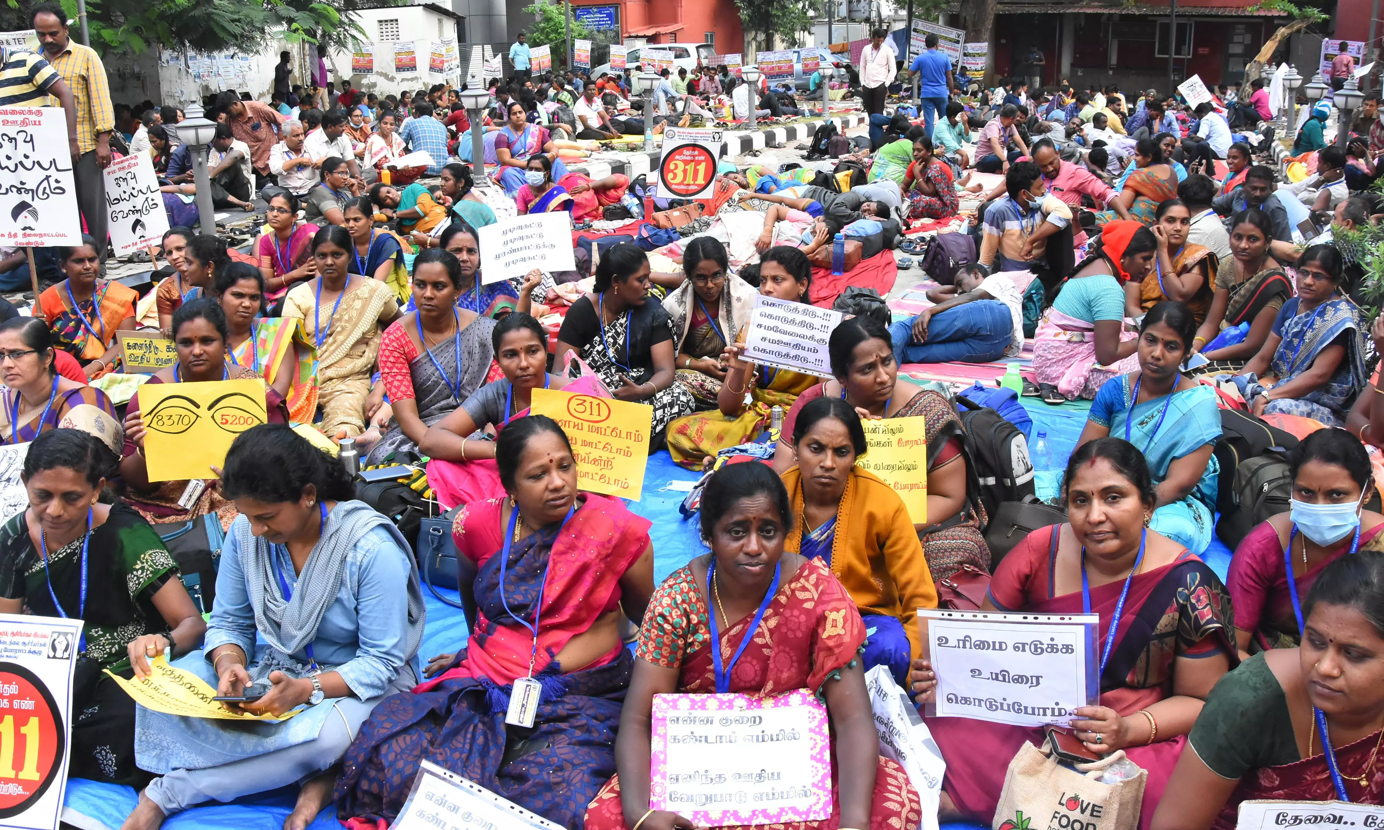 சென்னை டி.பி.ஐ. வளாகத்தில் இடைநிலை ஆசிரியர்கள் 2-வது நாளாக உண்ணாவிரதம்