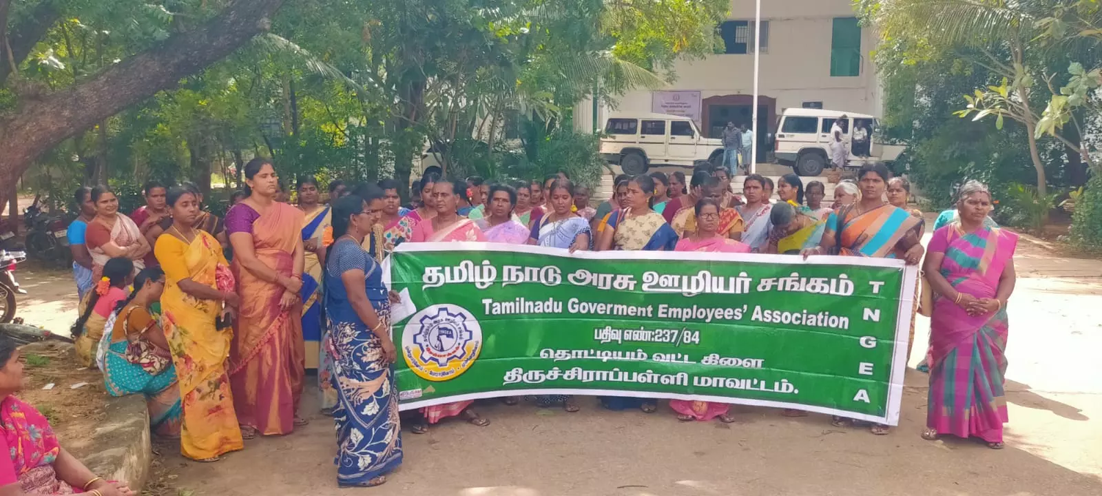 தமிழ்நாடு அரசு ஊழியர் சங்கம் சார்பில் தொட்டியத்தில் 3 இடங்களில் ஆர்ப்பாட்டம் தமிழ்நாடு அரசு ஊழியர் சங்கம் சார்பில் தொட்டியத்தில் 3 இடங்களில் ஆர்ப்பாட்டம்