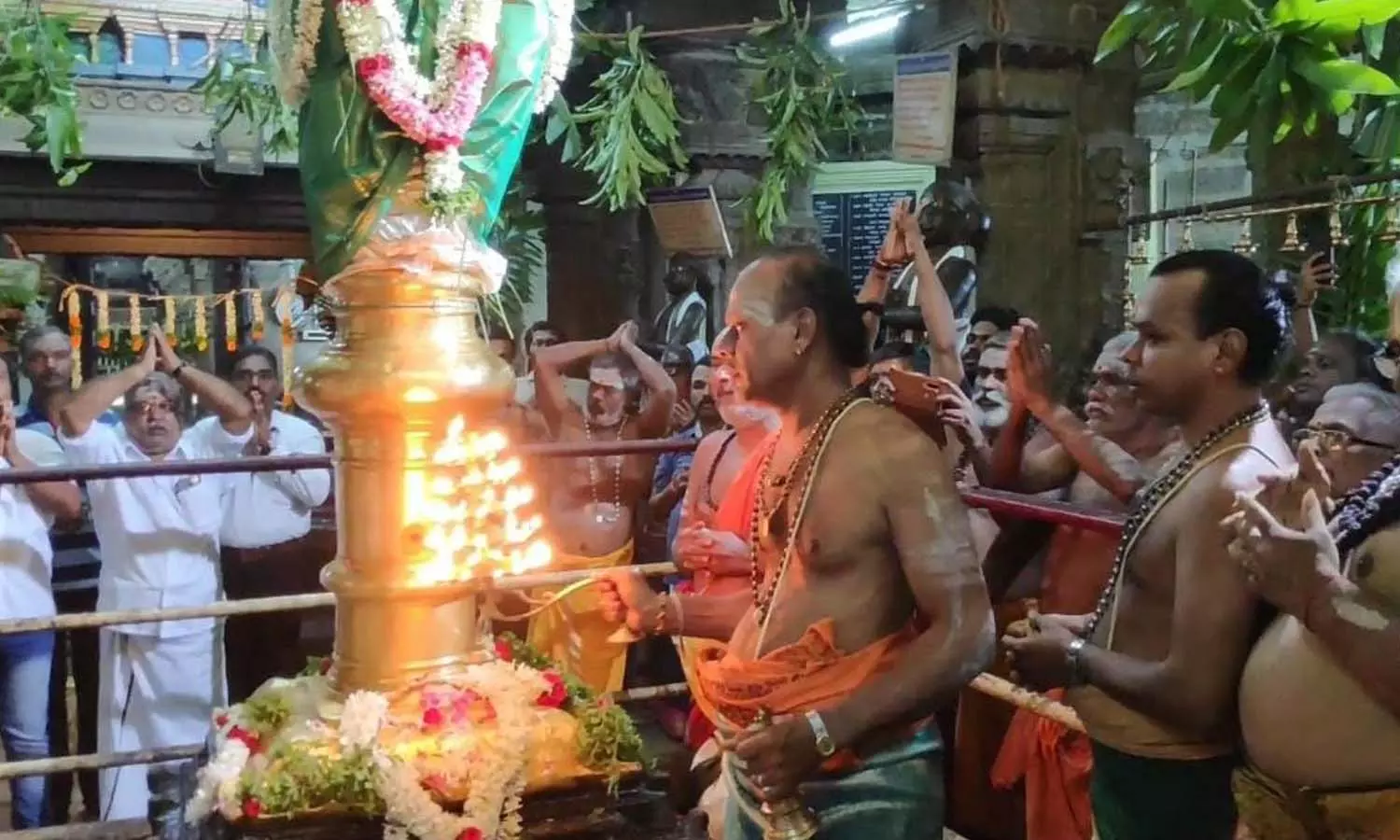 திருக்குற்றாலநாத சுவாமி கோவிலில் திருவாதிரை திருவிழா-  கொடியேற்றத்துடன் இன்று தொடங்கியது