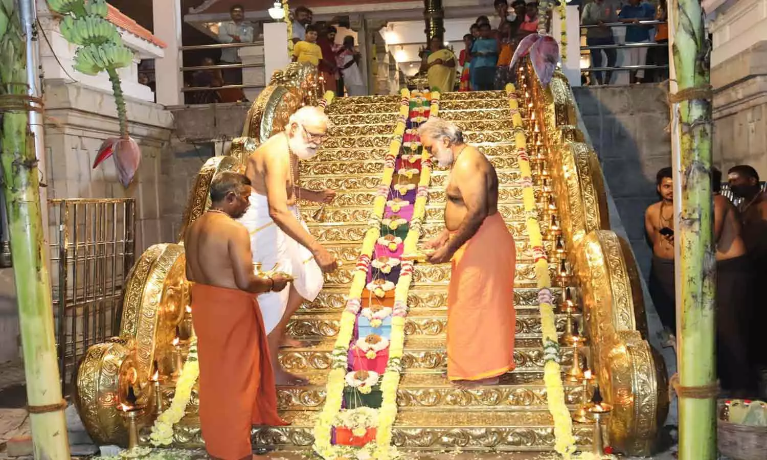 ராணிப்பேட்டை ஸ்ரீ நவசபரி அய்யப்பன் கோவிலில் 18-ம்படி பூஜை விழா ராணிப்பேட்டை ஸ்ரீ நவசபரி அய்யப்பன் கோவிலில் 18-ம்படி பூஜை விழா