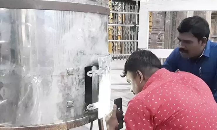 பரமக்குடி அருகே நயினார்கோவில் நாகநாதர் சுவாமி கோவில் உண்டியல் உடைத்து ரூ. 3 லட்சம் கொள்ளை பரமக்குடி அருகே நயினார்கோவில் நாகநாதர் சுவாமி கோவில் உண்டியல் உடைத்து ரூ. 3 லட்சம் கொள்ளை