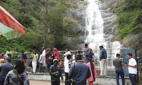 தொடர் மழையால் வெள்ளப்பெருக்கு அருவிகளில் நீராடி சுற்றுலா பயணிகள் உற்சாகம்