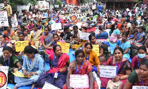 சென்னை டி.பி.ஐ. வளாகத்தில் இடைநிலை ஆசிரியர்கள் 2-வது நாளாக உண்ணாவிரதம்