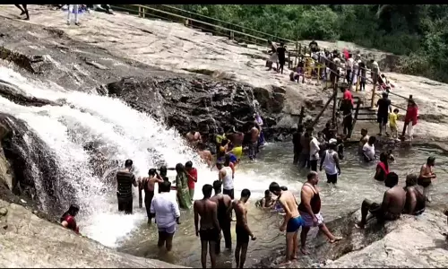 கும்பக்கரை அருவியில் குளியல் விபரீதம் உணராமல் விளையாடும் சுற்றுலா பயணிகளுக்கு எச்சரிக்கை