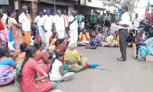 விடுதலை சிறுத்தைகள் கட்சியினர் போராட்டம்