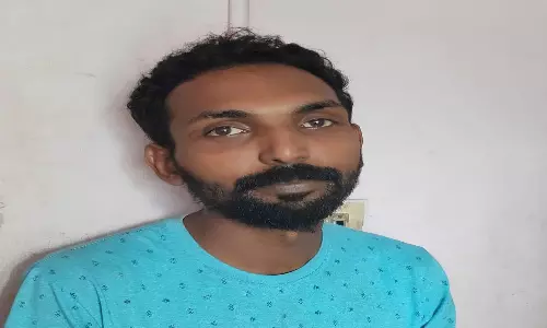 மோட்டார் சைக்கிளில் சென்று பெண்களிடம் நகை பறித்த   கொள்ளையன் கைது