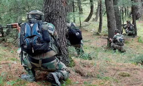 காஷ்மீரில் பயங்கர துப்பாக்கி சண்டை- 4 பயங்கரவாதிகள் சுட்டுக் கொலை