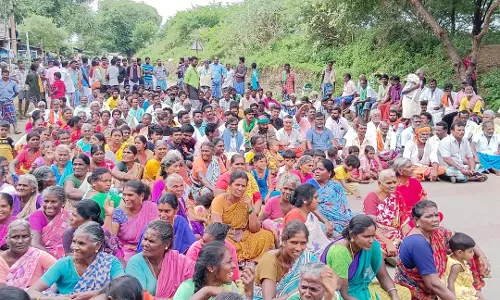 சார்பதிவாளர் அலுவலகத்தை இடமாற்றம் செய்வதை எதிர்த்து கிராம மக்கள் மறியல்