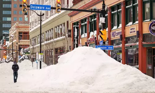 அமெரிக்காவில் சாலைகளில் மார்பளவுக்கு கொட்டிக்கிடக்கும் பனி- பலி எண்ணிக்கை 60ஆக உயர்வு
