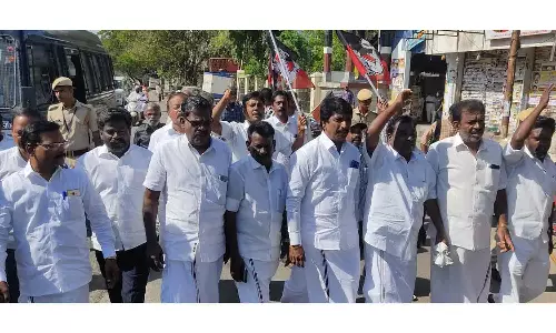 அ.தி.மு.க.வினர் ஊர்வலம்-போலீஸ் நிலையம் முற்றுகை