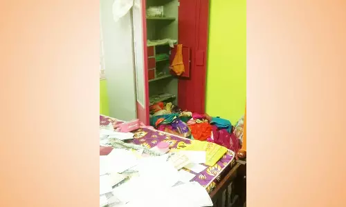 டீக்கடைக்காரர் வீட்டில் நகை, பணம் திருட்டு