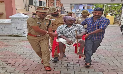 நாகர்கோவிலில் இன்று போலீஸ் சூப்பிரண்டு குறை தீர்க்கும் நாளில் மனு கொடுக்க வந்த மாற்றுத்திறனாளி