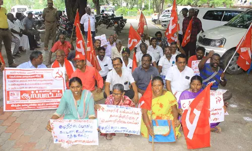 நெல்லை மாநகராட்சி அலுவலகத்தில் மார்க்சிஸ்ட் கம்யூனிஸ்டு தர்ணா - குடிநீர் கட்டண உயர்வுக்கு எதிர்ப்பு