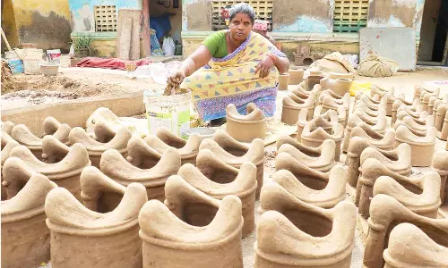 மண்பானைகள், மண் அடுப்புகள் தயாரிக்கும் பணியில் தொழிலாளர்கள் தீவிரம்