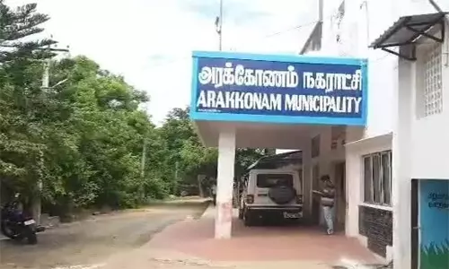 அரக்ேகாணம் தாலுகா அலுவலகத்தில் இடைத்தரகர்கள் தொல்லை