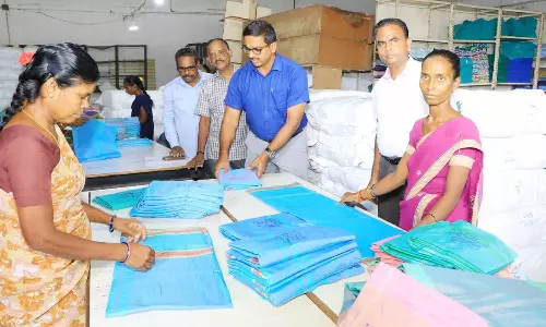 பொங்கல் பண்டிகைக்கு விநியோகிக்க 4.42 லட்சம் இலவச வேஷ்டி, சேலைகள் தயார் நிலையில் உள்ளது