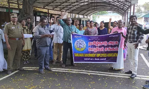 அரசு ஊழியர்கள் ஆர்ப்பாட்டம்