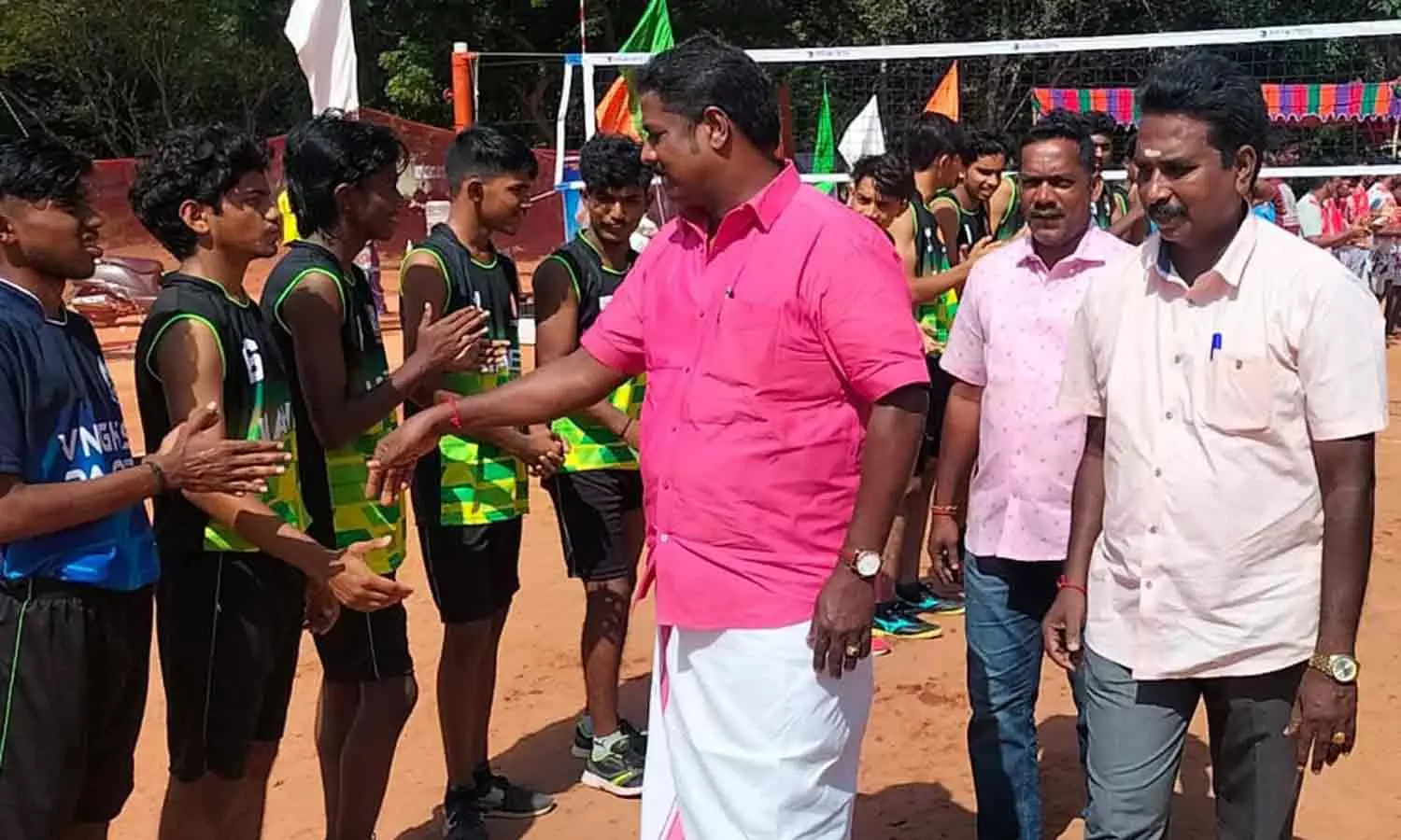 மாணவர்களிடையிலான கைப்பந்து போட்டி- கல்யாணசுந்தரம் எம்.எல்.ஏ. தொடங்கி வைத்தார் மாணவர்களிடையிலான கைப்பந்து போட்டி- கல்யாணசுந்தரம் எம்.எல்.ஏ. தொடங்கி வைத்தார்