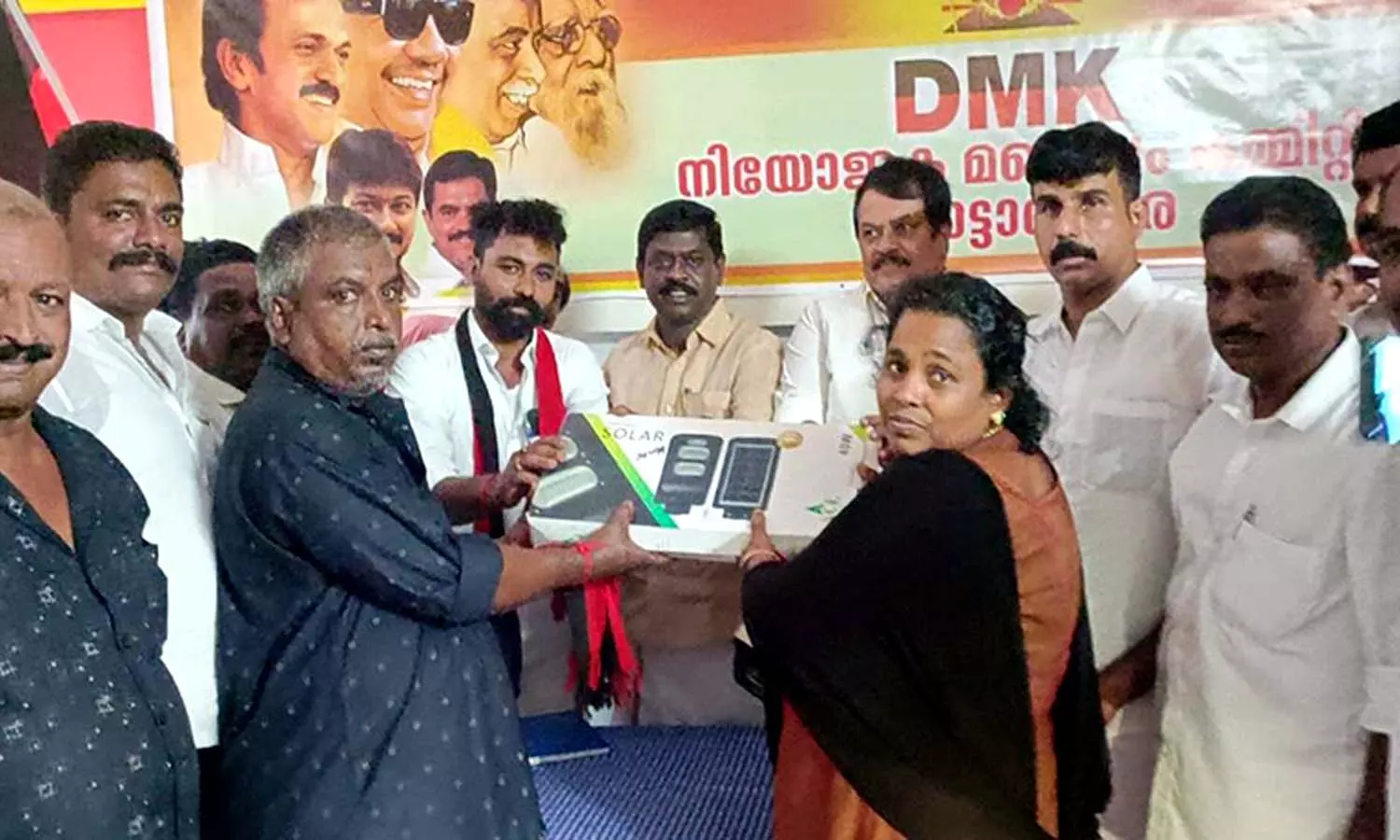கேரள மாநிலம் கொட்டாரகரையில் தி.மு.க. அலுவலகம் திறப்பு -நலத்திட்ட உதவிகளை சிவபத்மநாதன் வழங்கினார் கேரள மாநிலம் கொட்டாரகரையில் தி.மு.க. அலுவலகம் திறப்பு -நலத்திட்ட உதவிகளை சிவபத்மநாதன் வழங்கினார்