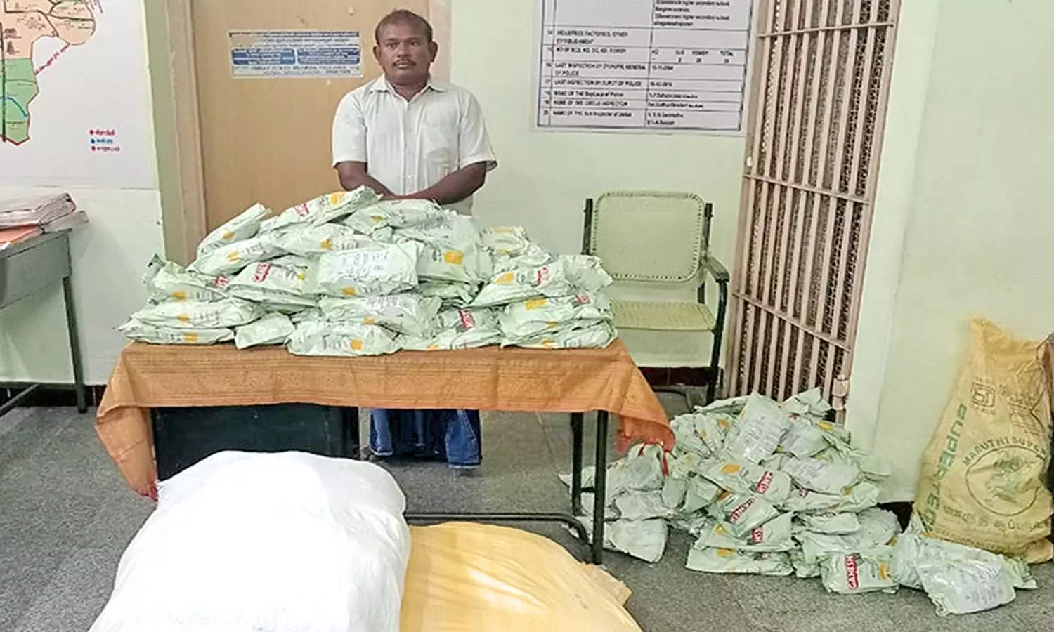 சுரண்டையில் குடோனில் பதுக்கிய  153 கிலோ புகையிலை பறிமுதல்- 2 பேர் கைது