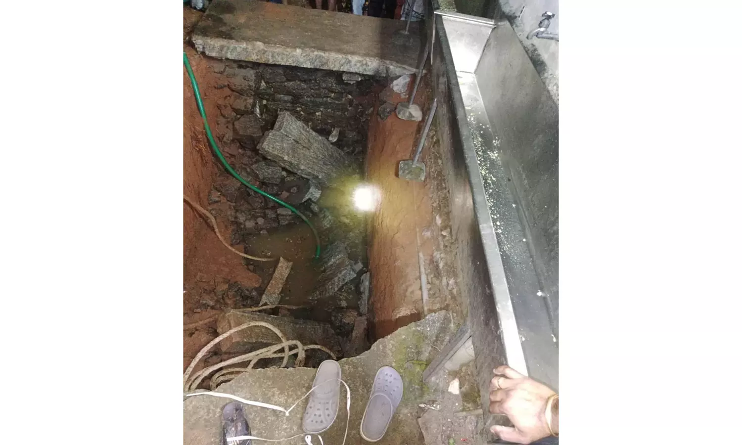 திருவட்டார் அருகே சமுதாய நலக்கூட கழிவு நீர் தொட்டி உடைந்ததால் குழிக்குள் விழுந்த பெண் பலி - கணவர்-குழந்தைகள் கண்முன்பு பரிதாபம்