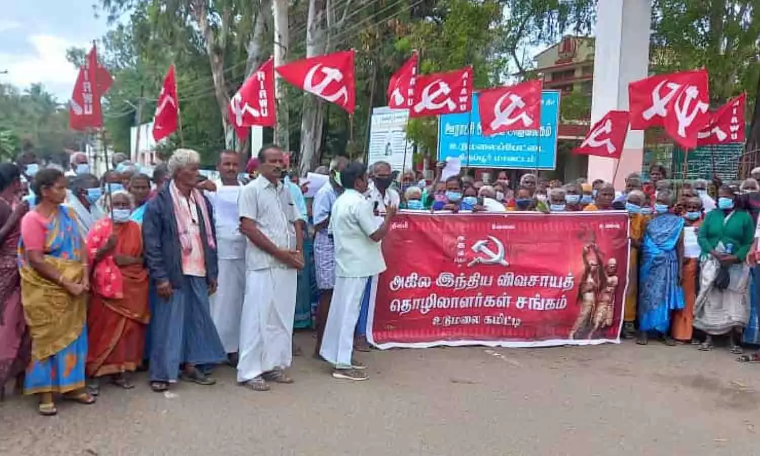 உடுமலையில் விவசாய தொழிலாளர் சங்கத்தினர் ஆர்ப்பாட்டம் உடுமலையில் விவசாய தொழிலாளர் சங்கத்தினர் ஆர்ப்பாட்டம்