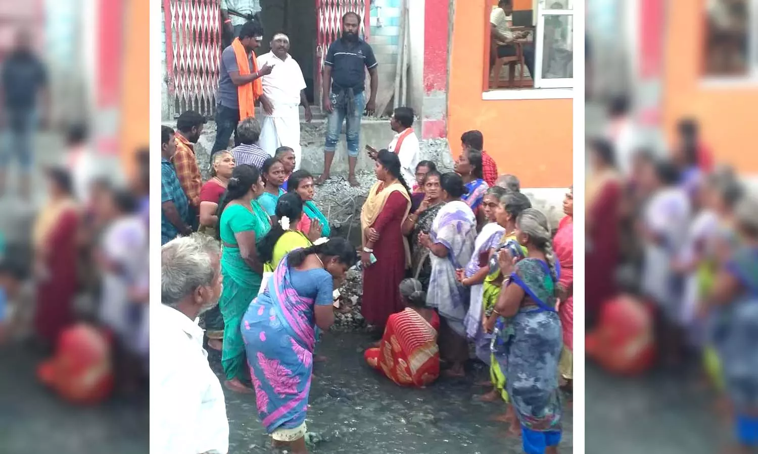 கோவிலுக்கு செல்லும் பாலம் இடிக்கப்பட்டதால்- கோவில்பட்டியில் கழிவு நீர் ஓடையில் இறங்கி சாமி தரிசனம் செய்த பக்தர்கள்