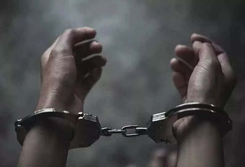 ஆலங்குடியில் லாட்டரி விற்றவர் கைது ஆலங்குடியில் லாட்டரி விற்றவர் கைது