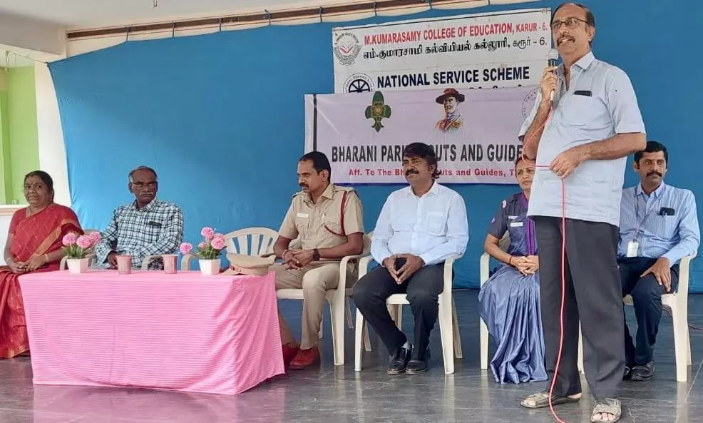 கரூர் பரணி பார்க் சாரணர் மாவட்டம் சார்பில் நாட்டு நலப்பணித்திட்ட மாணவர்களுக்கு அவசரகால மீட்பு நடவடிக்கை விழிப்புணர்வு கரூர் பரணி பார்க் சாரணர் மாவட்டம் சார்பில் நாட்டு நலப்பணித்திட்ட மாணவர்களுக்கு அவசரகால மீட்பு நடவடிக்கை விழிப்புணர்வு