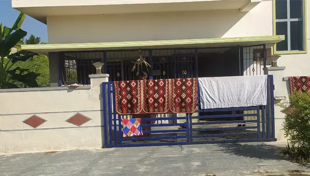 வீட்டின் பூட்டை உடைத்து 7 பவுன் நகை கொள்ளை வீட்டின் பூட்டை உடைத்து 7 பவுன் நகை கொள்ளை