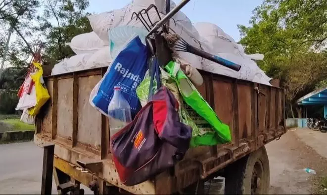 பூந்தமல்லியில் பொங்கல் இலவச வேட்டி-சேலையை குப்பை வண்டியில் எடுத்து சென்றதால் பரபரப்பு பூந்தமல்லியில் பொங்கல் இலவச வேட்டி-சேலையை குப்பை வண்டியில் எடுத்து சென்றதால் பரபரப்பு