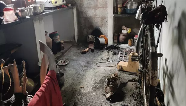 சேந்தமங்கலம் அருகே கியாஸ் சிலிண்டர் வெடித்து 4 பேர் காயம்