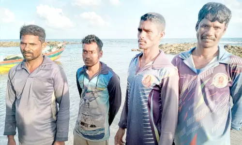மயிலாடுதுறை மீனவர்கள் 4 பேரை சிறைப்பிடித்த இலங்கை கடற்படை