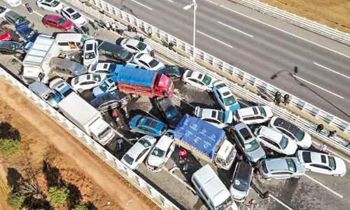 சீனாவில் கடும் பனிமூட்டம் காரணமாக 200 வாகனங்கள் ஒன்றோடு ஒன்று மோதி சங்கிலி தொடர் விபத்து