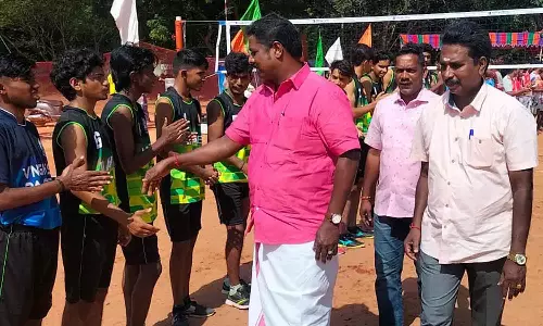 மாணவர்களிடையிலான கைப்பந்து போட்டி-  கல்யாணசுந்தரம் எம்.எல்.ஏ. தொடங்கி வைத்தார்