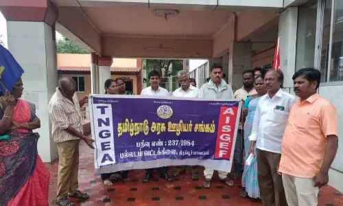 பல்லடத்தில் அரசு ஊழியர்கள் ஆர்ப்பாட்டம்