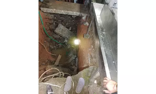 திருவட்டார் அருகே சமுதாய நலக்கூட கழிவு நீர் தொட்டி உடைந்ததால் குழிக்குள் விழுந்த பெண் பலி - கணவர்-குழந்தைகள் கண்முன்பு பரிதாபம்