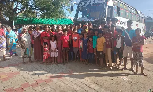 திண்டுக்கல் அருகே தனியார் சுற்றுலா பஸ்சை சிறைபிடித்து பொதுமக்கள் போராட்டம்   போலீசாருடன் வாக்குவாதம்