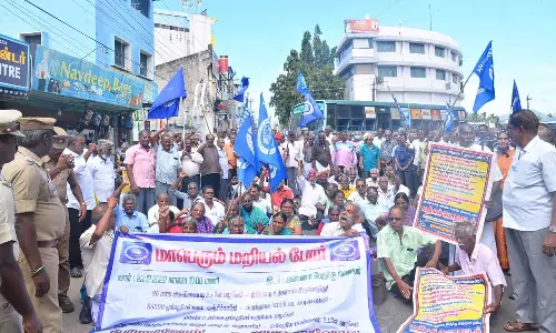 அண்ணா பஸ் நிலையத்தில் போக்குவரத்து தொழிலாளர்கள் சாலை மறியல்- 400 பேர் கைது