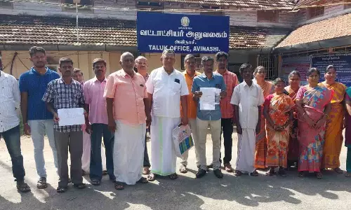 அவினாசி அருகே மயான சாலை ஆக்கிரமிப்பை அகற்றக்கோரி மனு