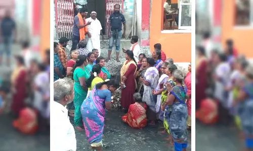 கோவிலுக்கு செல்லும் பாலம் இடிக்கப்பட்டதால்- கோவில்பட்டியில் கழிவு நீர் ஓடையில் இறங்கி சாமி தரிசனம் செய்த பக்தர்கள்