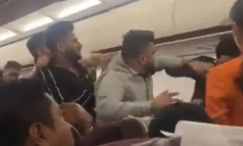 விமானத்தில் மோதிக்கொண்ட பயணிகள்- சரமாரியாக அடித்து உதைத்த காட்சிகள் சமூக வலைதளத்தில் வைரல்