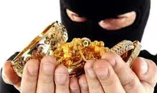 வீட்டிற்குள் புகுந்து மூதாட்டியிடம் நகை பறிப்பு