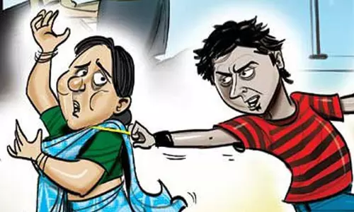 குளித்தலை நர்சிடம் செயின் பறிப்பு