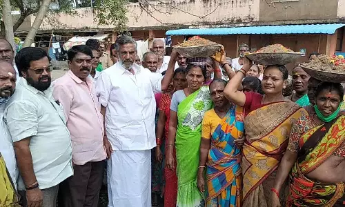 ஆற்றங்கரையை தூர்வாரும் பணி-அமைச்சர் தேனீ.ஜெயக்குமார்  தொடங்கி வைத்தார்