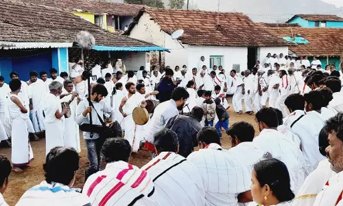 பாரம்பரிய உடை அணிந்து கோவில் திருவிழாவை கொண்டாடிய பழங்குடியினர்